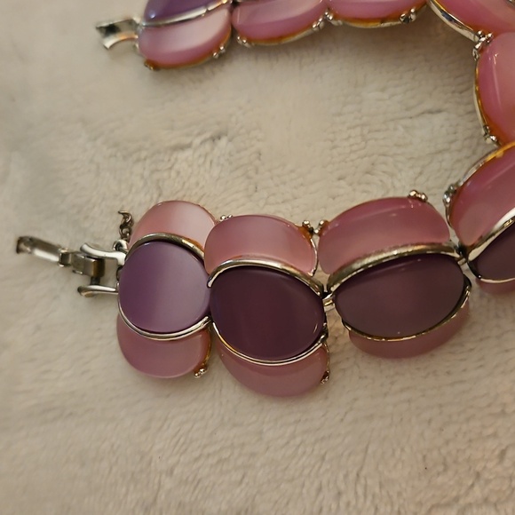 Vintage 1940s Pink and Purple Thermoset Moonglow Lucite Bracelet - Picture 4 of 8